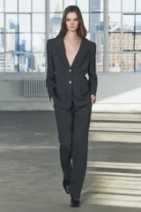 Blazer recta confeccionada en hilatura con viscosa, color gris oscuro. Tiene cuello solapa de muescas, manga larga con abertura y botones, bolsillos de plastrón en delantero, forro interior a tono y cierre frontal con botones.