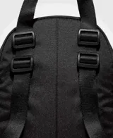 Mochila negra con logo Converse Chuck Taylor en blanco. Cuenta con un bolsillo frontal con cierre, correas ajustables y espalda acolchada.