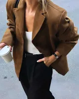 Blazer marrón de gamuza con solapas de muesca, cierre con dos botones y bolsillos con solapa.