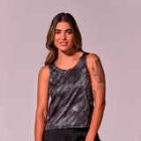 Musculosa deportiva negra con estampado de líneas diagonales blancas y logo de New York en el pecho.