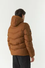 Campera puffer azul marino de nylon con capucha ajustable, cierre frontal con cremallera azul y bolsillos laterales con cierre.