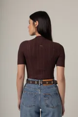 Camiseta roja de tejido de punto acanalado, con cuello alto y mangas cortas.