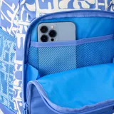 Mochila Rip Curl modelo Chaser de 33 litros, color azul celeste con estampado blanco de motivos florales y geométricos. Presenta un compartimento principal, un bolsillo frontal con cierre y bolsillos laterales de malla.