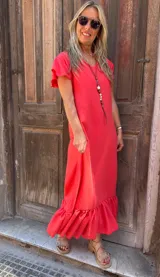 Vestido midi de seda color rojo, con escote en V, mangas cortas con volados y un amplio volado en el ruedo.