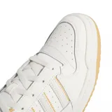Championes Adidas Forum Low CL, color blanco con detalles en amarillo pastel.