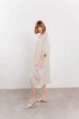 Vestido celeste de lino, corte holgado y largo midi, con escote redondo y mangas 3/4.