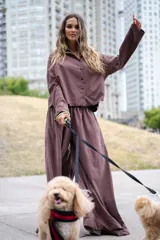 Pantalón palazzo color chocolate de poplin suavizado con cintura elastizada y cordón de ajuste.