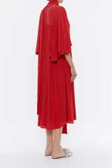 Vestido midi negro de viscosa fluida con escote en V, mangas 3/4 con vuelo, canesú fruncido en la espalda y lazos extralargos para cruzar en el cuello.