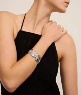 Pulsera plateada con eslabones en forma de rosas.