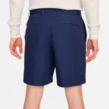 Short de gabardina azul marino con logo de Nike bordado en el muslo. Corte chino, con bolsillos laterales y traseros.