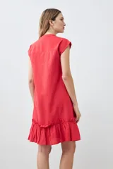 Vestido corto rojo con escote en V y volado en el ruedo.