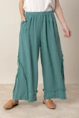 Pantalón italiano ancho de lino color verde seco, con cintura elastizada, bolsillos laterales y detalle de desflecado en el costado y ruedo.