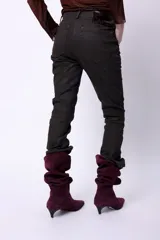 Pantalón jean de tiro medio color negro con efecto encerado. Confeccionado en denim 100% algodón.