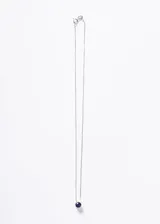 Collar con cadena de plata 925 y un dije central redondo facetado de piedra natural lapislázuli de color azul intenso.