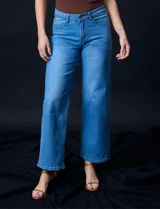 Jean de pierna ancha, color azul, marca Angels of Difference. Pretina con pasadores, botón y cierre. Delantera y trasera con bolsillos.