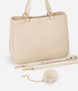 Bolso satchel mediano color crema, con correa de mano y correa larga desmontable. Incluye llavero de pompón.