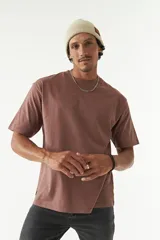 Remera oversize negra de algodón con cuello redondo y mangas cortas. Corte amplio y relajado.