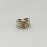 Anillo ancho de plata con textura y aplique de abeja en oro.