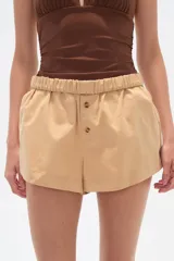 Short color beige con cintura elastizada y dos botones decorativos.