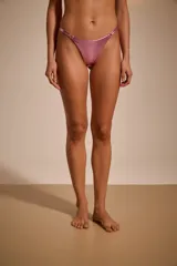 Colaless plateada de lycra con tiras finas y argollas metálicas.