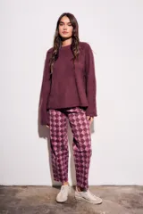 Sweater de tejido de punto acanalado, color azul vibrante, con cuello redondo y mangas largas.