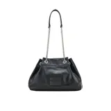 Bolso Marc Jacobs modelo The Small Chain Sack, color negro, confeccionado en cuero. Tiene correa de cadena extensible con protector de cuero, cierre magnético y marca cosida en relieve.