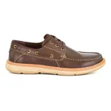 Zapato náutico de cuero negro con cordones y suela de goma color caramelo.