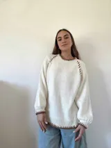 Sweater tejido a mano con lana color marrón. Tiene terminaciones en crochet con hilo de seda color negro. Silueta recta, cuello a la base y mangas ranglan baloon.