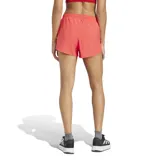 Short de running color coral con logo Adidas estampado en blanco en la pierna izquierda. Cuenta con cintura elástica con cordón de ajuste, calzóncillo interno de malla y aberturas laterales.