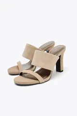 Sandalias mule color beige de gamuza sintética, con doble tira ancha en la parte delantera y tacón alto ancho.