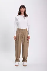 Pantalón cargo color beige con cinturón con hebilla metálica, bolsillos laterales con solapa y ajuste con hebilla en los tobillos.
