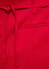 Short color beige de lino y algodón, tiro medio, corte skinny, cierre de lazo y cremallera invisible en el lateral.