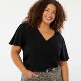 Camiseta negra de punto calado con escote en V y mangas cortas tipo murciélago.