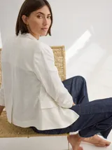 Blazer color mostaza de lino con corte estructurado, solapas con pespuntes y bolsillos con solapa.