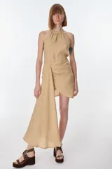 Vestido color beige de lino, con cuello halter y lazo en la cintura.