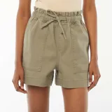 Short color verde militar, de tiro alto con cintura elastizada y lazo ajustable. Tiene bolsillos laterales y dos bolsillos grandes de parche en el frente.