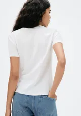 Remera gris de corte clásico, con cuello en V y mangas cortas.