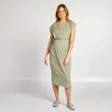 Vestido midi verde de punto de crepé con escote cruzado en V y mangas cortas.