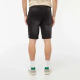 Bermudas de jean color gris oscuro, corte a la rodilla y múltiples bolsillos.