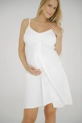 Camisón maternal gris melange de algodón con breteles regulables y broches de acceso para lactancia.