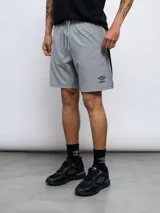 Short deportivo gris de poliéster y elastano, con laterales negros en contraste y logo de la marca en la pierna izquierda.