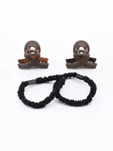 Set de dos broches para el pelo color marrón y dos coleros negros.