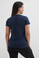 Remera de manga corta, cuello redondo y calce ajustado, color gris oscuro jaspeado.