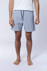 Short de baño celeste con rayas verticales blancas.