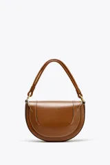 Bolso de hombro ovalado negro con asa de doble tira redonda con detalles metalizados dorados. Cierre imantado y asa de bandolera extraíble con tejido a contraste. Bolso interior con cierre mediante cremallera metálica.