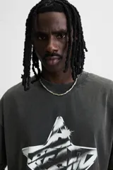 Camiseta negra con efecto lavado, cuello redondo, manga corta y estampado de estrella con texto en el centro.