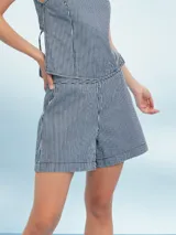 Short blanco con rayas verticales azules.