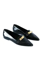 Mocasín negro de charol con punta fina y aplique metálico dorado en el empeine.
