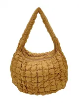 Bolso de hombro acolchado color verde oscuro, con diseño capitoné de rombos y cierre superior con cremallera.