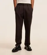 Pantalón de vestir marrón oscuro, de corte loose, con pliegues, bolsillos laterales y traseros.